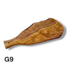 Carica l'immagine nel visualizzatore di Gallery, Tagliere irregolare con manico in Legno di Ulivo cm 45