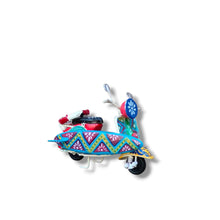 Carica l'immagine nel visualizzatore di Gallery, Vespa Piccola con Surf - Miniature Decorate - cod 67