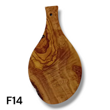 Carica l'immagine nel visualizzatore di Gallery, Tagliere irregolare con manico in Legno di Ulivo cm 35