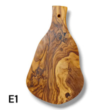 Carica l'immagine nel visualizzatore di Gallery, Tagliere irregolare con manico in Legno di Ulivo cm 25