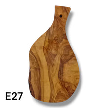 Carica l'immagine nel visualizzatore di Gallery, Tagliere irregolare con manico in Legno di Ulivo cm 25