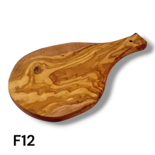 Carica l'immagine nel visualizzatore di Gallery, Tagliere irregolare con manico in Legno di Ulivo cm 35