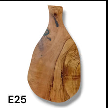 Carica l'immagine nel visualizzatore di Gallery, Tagliere irregolare con manico in Legno di Ulivo cm 25
