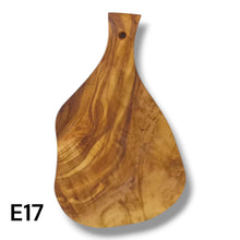 Carica l'immagine nel visualizzatore di Gallery, Tagliere irregolare con manico in Legno di Ulivo cm 25