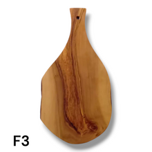 Carica l'immagine nel visualizzatore di Gallery, Tagliere irregolare con manico in Legno di Ulivo cm 35
