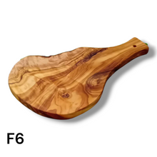 Carica l'immagine nel visualizzatore di Gallery, Tagliere irregolare con manico in Legno di Ulivo cm 35