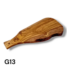 Carica l'immagine nel visualizzatore di Gallery, Tagliere irregolare con manico in Legno di Ulivo cm 45
