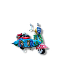 Carica l'immagine nel visualizzatore di Gallery, Vespa Piccola con Surf - Miniature Decorate - cod 64