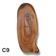 Carica l'immagine nel visualizzatore di Gallery, Tagliere Rustico in Legno di Ulivo cm 30