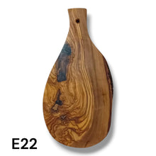 Carica l'immagine nel visualizzatore di Gallery, Tagliere irregolare con manico in Legno di Ulivo cm 25