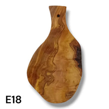 Carica l'immagine nel visualizzatore di Gallery, Tagliere irregolare con manico in Legno di Ulivo cm 25