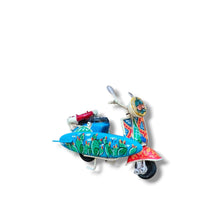 Carica l'immagine nel visualizzatore di Gallery, Vespa Piccola con Surf - Miniature Decorate - cod 66