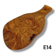 Carica l'immagine nel visualizzatore di Gallery, Tagliere irregolare con manico in Legno di Ulivo cm 25