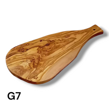 Carica l'immagine nel visualizzatore di Gallery, Tagliere irregolare con manico in Legno di Ulivo cm 45
