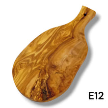 Carica l'immagine nel visualizzatore di Gallery, Tagliere irregolare con manico in Legno di Ulivo cm 25