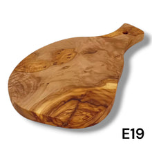 Carica l'immagine nel visualizzatore di Gallery, Tagliere irregolare con manico in Legno di Ulivo cm 25