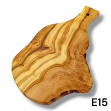 Carica l'immagine nel visualizzatore di Gallery, Tagliere irregolare con manico in Legno di Ulivo cm 25