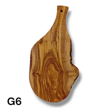 Carica l'immagine nel visualizzatore di Gallery, Tagliere irregolare con manico in Legno di Ulivo cm 45