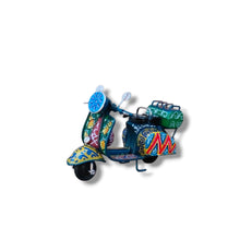 Carica l'immagine nel visualizzatore di Gallery, Vespa Piccola - Miniature Decorate - Cod 72