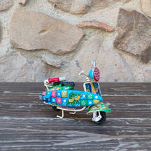 Carica l'immagine nel visualizzatore di Gallery, Vespa Piccola con Surf - Miniature Decorate - cod 65