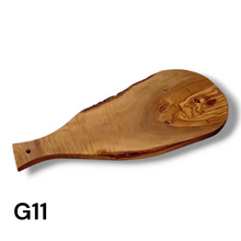 Carica l'immagine nel visualizzatore di Gallery, Tagliere irregolare con manico in Legno di Ulivo cm 45