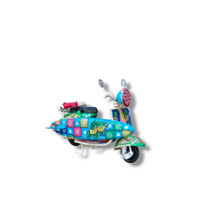 Carica l'immagine nel visualizzatore di Gallery, Vespa Piccola con Surf - Miniature Decorate - cod 65