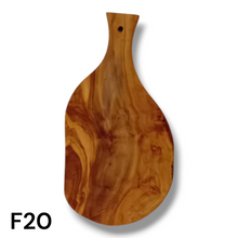 Carica l'immagine nel visualizzatore di Gallery, Tagliere irregolare con manico in Legno di Ulivo cm 35