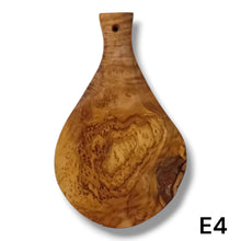 Carica l'immagine nel visualizzatore di Gallery, Tagliere irregolare con manico in Legno di Ulivo cm 25
