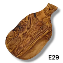 Carica l'immagine nel visualizzatore di Gallery, Tagliere irregolare con manico in Legno di Ulivo cm 25