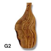 Carica l'immagine nel visualizzatore di Gallery, Tagliere irregolare con manico in Legno di Ulivo cm 45