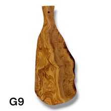 Carica l'immagine nel visualizzatore di Gallery, Tagliere irregolare con manico in Legno di Ulivo cm 45