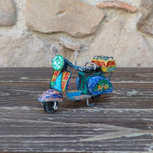 Carica l'immagine nel visualizzatore di Gallery, Vespa Piccola - Miniature Decorate - Cod 75