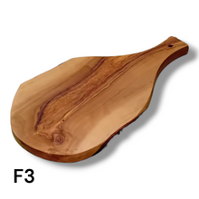 Carica l'immagine nel visualizzatore di Gallery, Tagliere irregolare con manico in Legno di Ulivo cm 35
