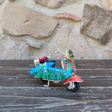 Carica l'immagine nel visualizzatore di Gallery, Vespa Piccola con Surf - Miniature Decorate - cod 66