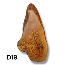 Carica l'immagine nel visualizzatore di Gallery, Tagliere Rustico in Legno di Ulivo cm 40