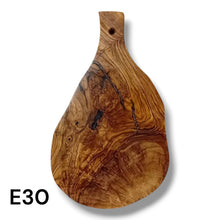 Carica l'immagine nel visualizzatore di Gallery, Tagliere irregolare con manico in Legno di Ulivo cm 25