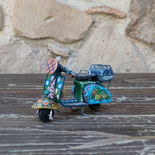 Carica l'immagine nel visualizzatore di Gallery, Vespa Piccola - Miniature Decorate - Cod 78