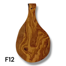 Carica l'immagine nel visualizzatore di Gallery, Tagliere irregolare con manico in Legno di Ulivo cm 35