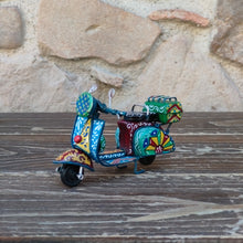 Carica l'immagine nel visualizzatore di Gallery, Vespa Piccola - Miniature Decorate - cod 73