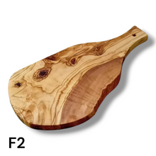 Carica l'immagine nel visualizzatore di Gallery, Tagliere irregolare con manico in Legno di Ulivo cm 35