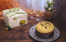 Carica l'immagine nel visualizzatore di Gallery, Panettone di Bronte® farcito con crema di Pistacchio e ricoperto con granella di Pistacchio 900 g - Pasticceria Aledi Bronte -