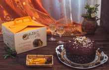 Carica l'immagine nel visualizzatore di Gallery, Panettone all’Arancia e Cioccolato ripieno di cioccolato e scorze di arance candite, ricoperto di cioccolato fondente e scorza di arance candite 1 Kg - Pasticceria Aledi Bronte -