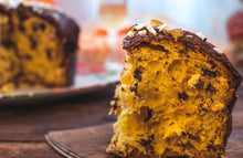 Carica l'immagine nel visualizzatore di Gallery, Panettone all’Arancia e Cioccolato ripieno di cioccolato e scorze di arance candite, ricoperto di cioccolato fondente e scorza di arance candite 1 Kg - Pasticceria Aledi Bronte -