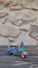 Carica e avvia il video nel visualizzatore di galleria, Vespa Piccola con Surf - Miniature Decorate - cod 64

