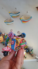 Carica e avvia il video nel visualizzatore di galleria, Vespa Piccola - Miniature Decorate - Cod 86
