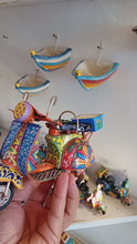 Carica e avvia il video nel visualizzatore di galleria, Vespa Media - Miniature Decorate - cod. 96
