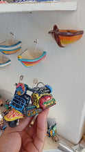 Carica e avvia il video nel visualizzatore di galleria, Vespa Piccola - Miniature Decorate - Cod 85
