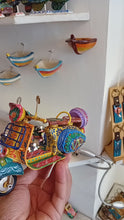 Carica e avvia il video nel visualizzatore di galleria, Vespa Media - Miniature Decorate - cod. 93
