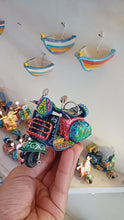 Carica e avvia il video nel visualizzatore di galleria, Vespa Piccola - Miniature Decorate - Cod 90
