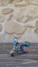Carica e avvia il video nel visualizzatore di galleria, Vespa Piccola - Miniature Decorate - Cod 72
